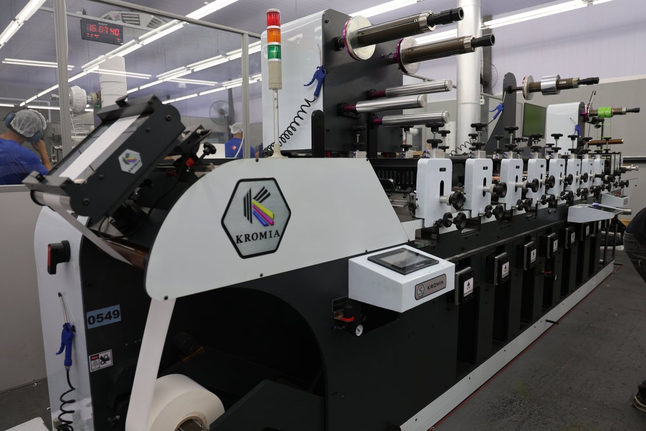 Impressora flexográfica Kromia em operação na produção da Print's Etiquetas